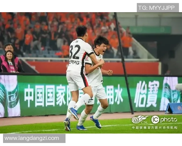 海港队杨希首球助力球队1-0领先泰山展现新星潜力